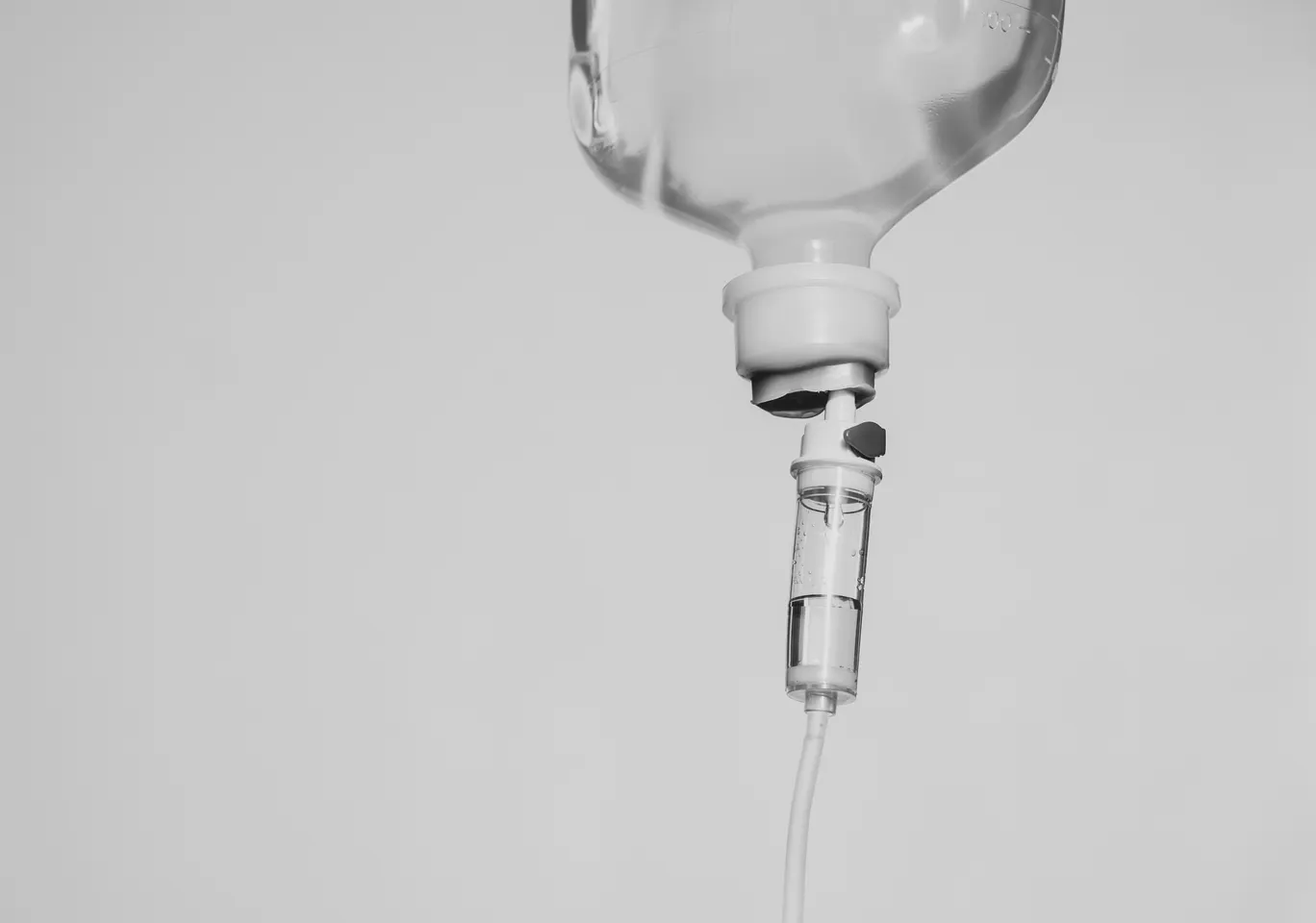 Kroplówki witaminowe Piotrków Trybunalski: butelka soli fizjologicznej z komorą kroplową