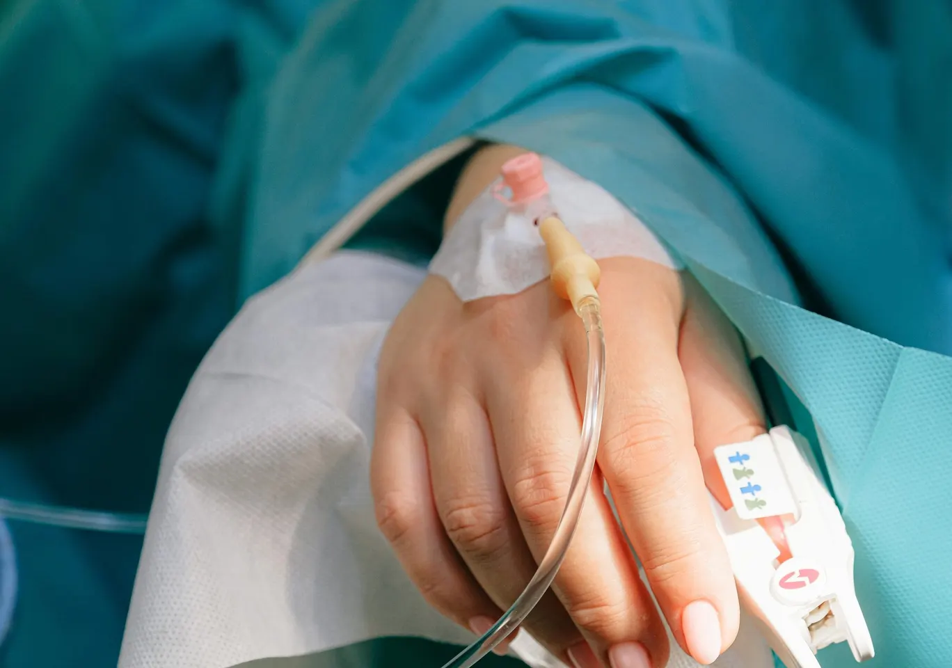 Detoks alkoholowy Piotrków Trybunalski: dłoń z wenflonem i pulsoksymetrem pod nadzorem