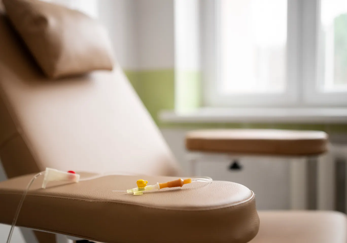 Kroplówki witaminowe Piotrków Trybunalski: fotel zabiegowy z przygotowaną linią infuzyjną