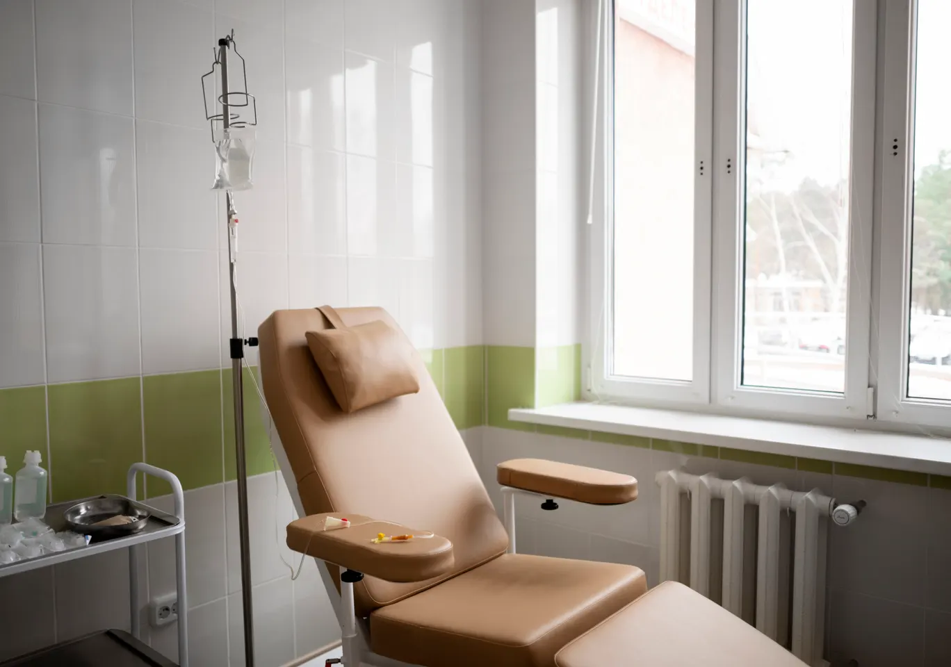 Kroplówki witaminowe Piotrków Trybunalski: gabinet zabiegowy z fotelem i stojakiem na kroplówkę