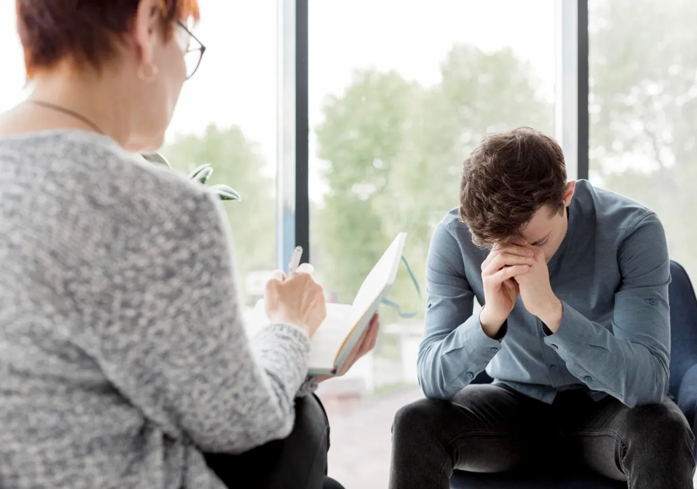 Leczenie uzależnień Piotrków Trybunalski: konsultacja u terapeuty przy oknie