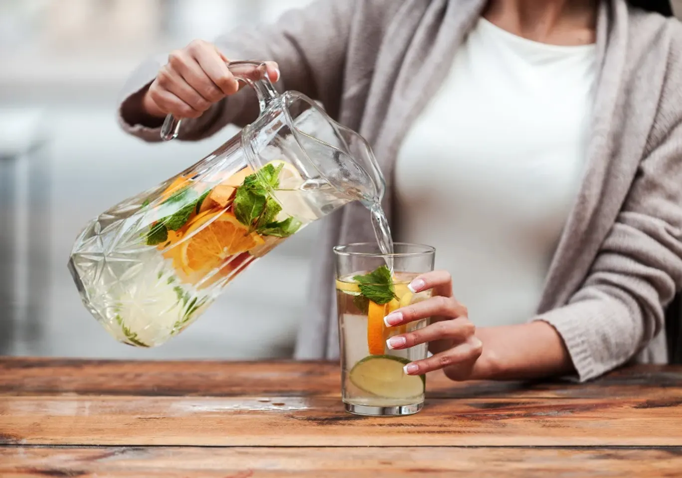Leczenie alkoholizmu Piotrków Trybunalski: napój bezalkoholowy z owocami nalewany do szklanki