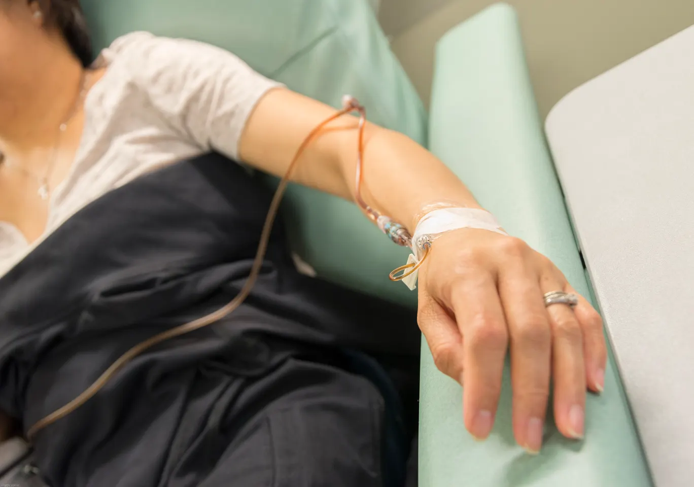 Kroplówki witaminowe Radomsko: ręka z podłączoną linią infuzyjną w trakcie zabiegu